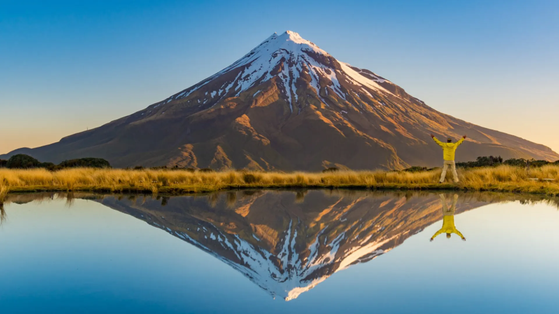 Ein Berg in Neuseeland spiegelt sich in einem See